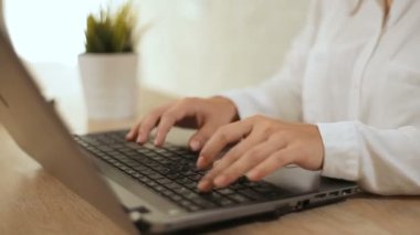 Kadın türleri üstünde Laptop