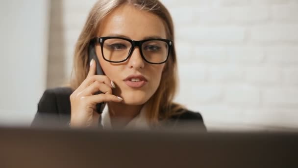 Gerente Haciendo Negocios Por Teléfono Mientras Trabaja Computadora Portátil Mujer — Vídeo de stock