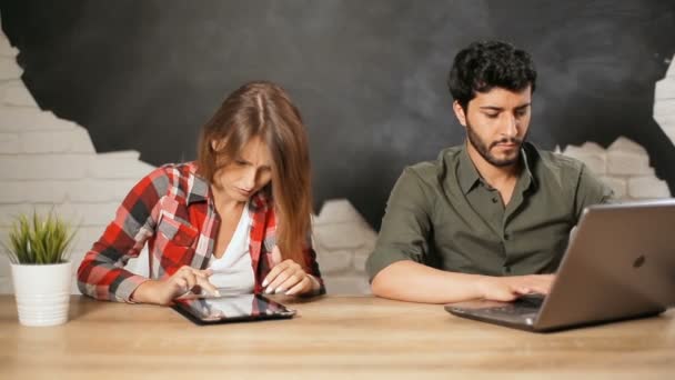 Funcionários trabalham com tablet e laptop — Vídeo de Stock