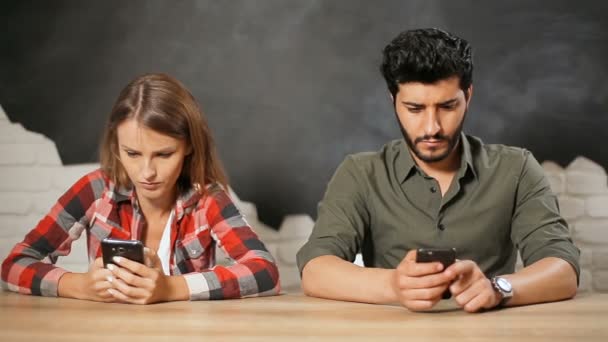 Junge Leute nutzen Smartphones — Stockvideo