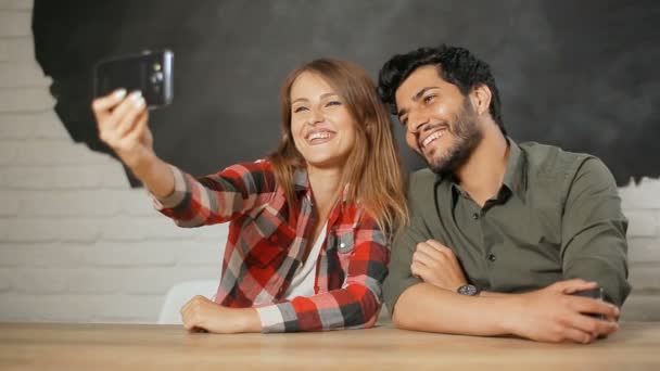 Pareja feliz teniendo Videochat — Vídeos de Stock