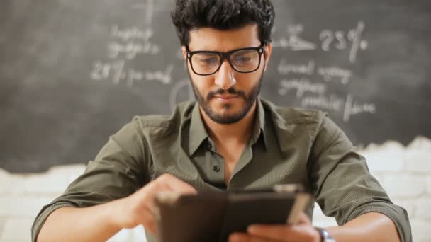 Lächelnder Lehrer mit Tablet — Stockvideo