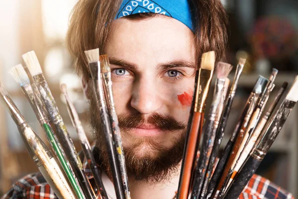 Retrato de artista barbudo con pinceles —  Fotos de Stock