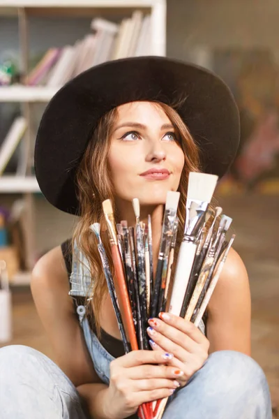 Artista feminina bonito em chapéu preto — Fotografia de Stock