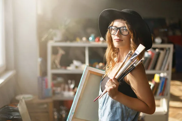 Kvinnlig Artist innehar borste och duk — Stockfoto