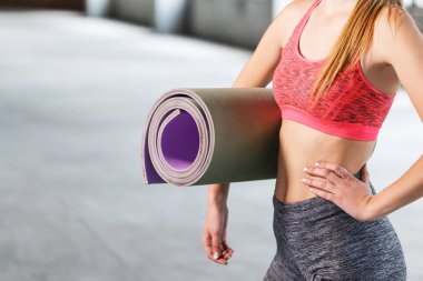 Spor salonunda spor Mat tutan spor kız