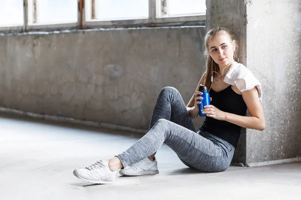 Deporte chica descansando después de entrenar en el gimnasio — Foto de Stock