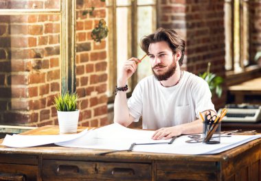 Taslak ve Office planlardaki okuyan kalem ile erkek mimar