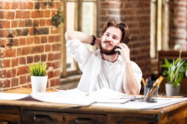 cep telefonu kullaranarak erkek mimar