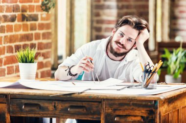 Loft ofiste gülümseyen adam mimar