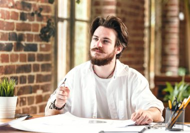 Genç iddialı mimar arıyor için pencere