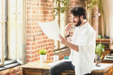 Onun proje ayrıntılarını analiz genç iddialı mimar