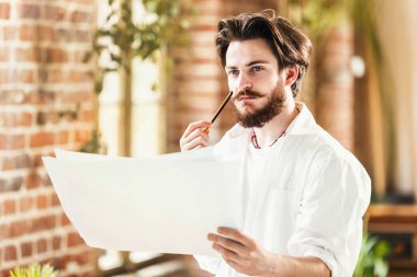 Onun proje detayları hakkında düşünme mimar