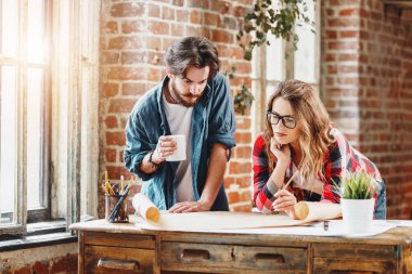 Planı plan üzerinde tartışırken iddialı Mimarlar