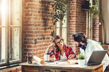 İki mimar inşaat tartışırken Office proje