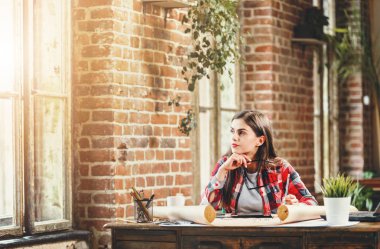 Çok kadın mimar pencereden bakarak