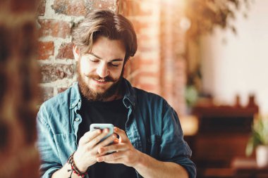 Yakışıklı sakallı çocuk yazılı Sms