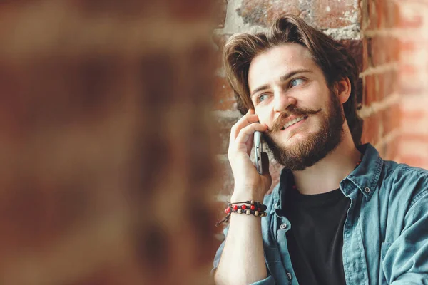 Красивий бородатий чоловік розмовляє мобільним — стокове фото
