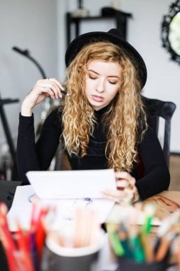 Feemale sanatçı kroki üzerinde seyir