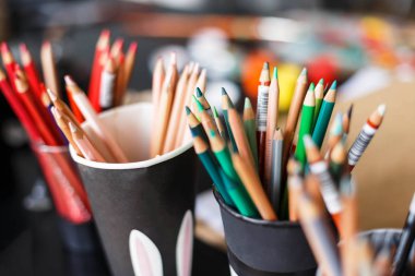 Zar-kutusunda renk kalem