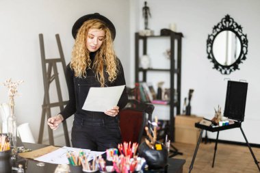 Kıvırcık Feemale sanatçı kroki Holding