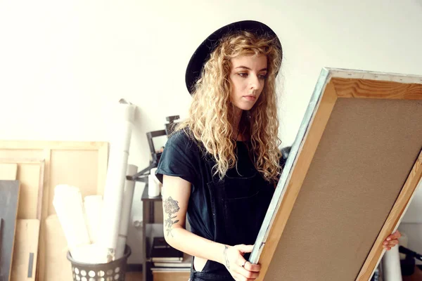 Kvinnliga lockigt Artist med Canvas — Stockfoto