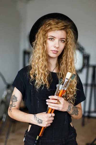 Tatuado pintor chica con cepillo — Foto de Stock