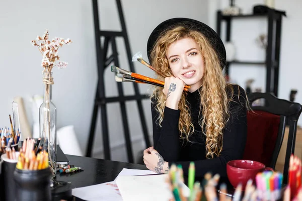 Lockigt Artist leende och hålla penna — Stockfoto