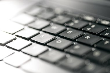 Siyah bilgisayar klavyesi