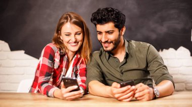 Mutlu çift Smartphone kullanarak