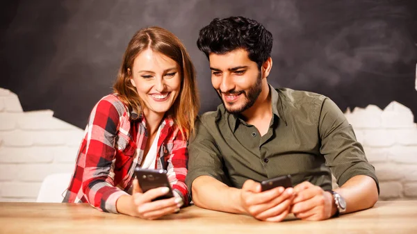 Mutlu çift Smartphone kullanarak