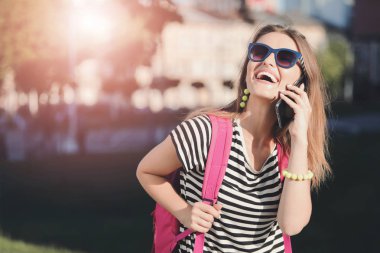 yürüyüş ve smartphone kullanarak kız