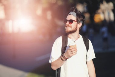 Gün batımında yakışıklı çocuğun