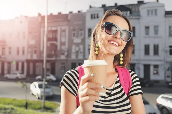 Hübsches Mädchen mit Sonnenbrille trinkt Kaffee — Stockfoto
