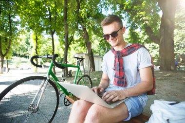 Laptop ile Beanch üzerinde çalışan bir çocuk