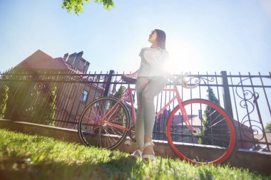 Güzel kız bisiklet ile kalmak