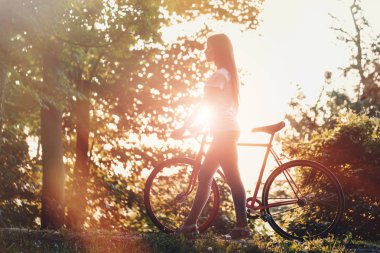 Kız bisiklet Sunset Bulvarında yürüyüş