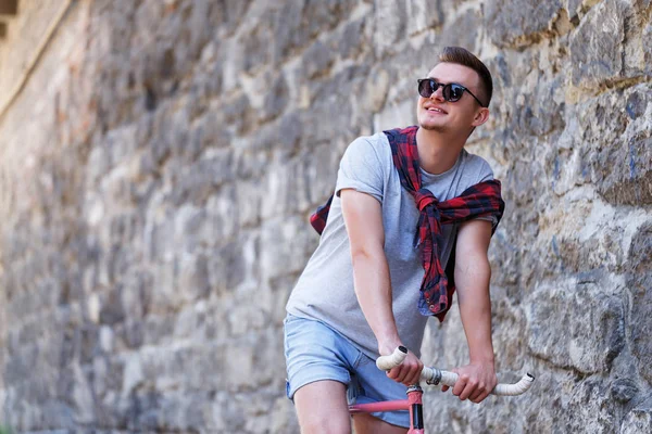 Hombre usando gafas de sol con bicicleta — Foto de Stock