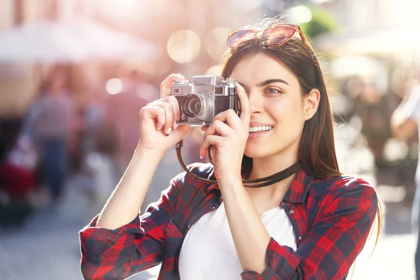 Hipster chica haciendo foto — Foto de Stock