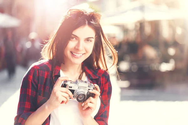 Hipster menina segurando câmera — Fotografia de Stock