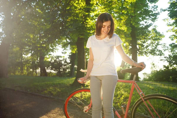 Mädchen zu Fuß mit Fahrrad — Stockfoto