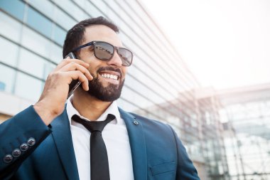 İşadamı kullanım telefon Modern bina önce sakallı