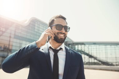 İşadamı kullanım telefon Modern bina önce sakallı