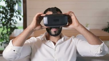 Yakışıklı adam VR kümesini kullanarak sakallı