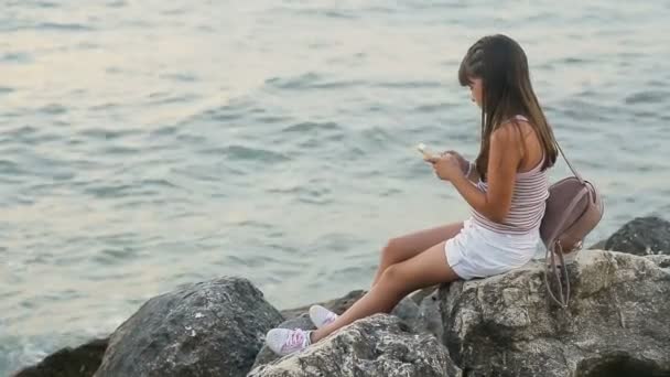 Ragazza utilizza il telefono al mare — Video Stock