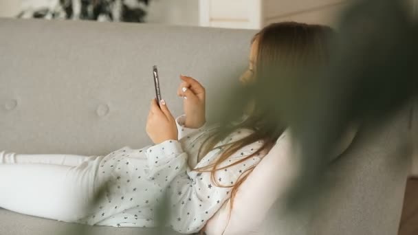 Barn använder telefonen — Stockvideo