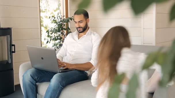 Baba ve kızı önce Laptop — Stok video