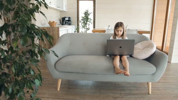 Kid huiden Laptop — Stockvideo