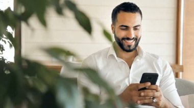 Adam telefon kullanıyor.