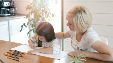Anne yardımcı olur çocuk için beraberlik